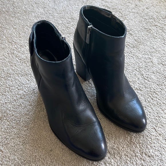 Shoes - Vince Camuto black leather booties. Size 8M.